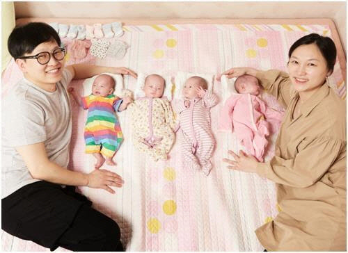 정형규 삼성SDI 책임 부부가 네 쌍둥이를 돌보고 있다.  삼성SDI 제공